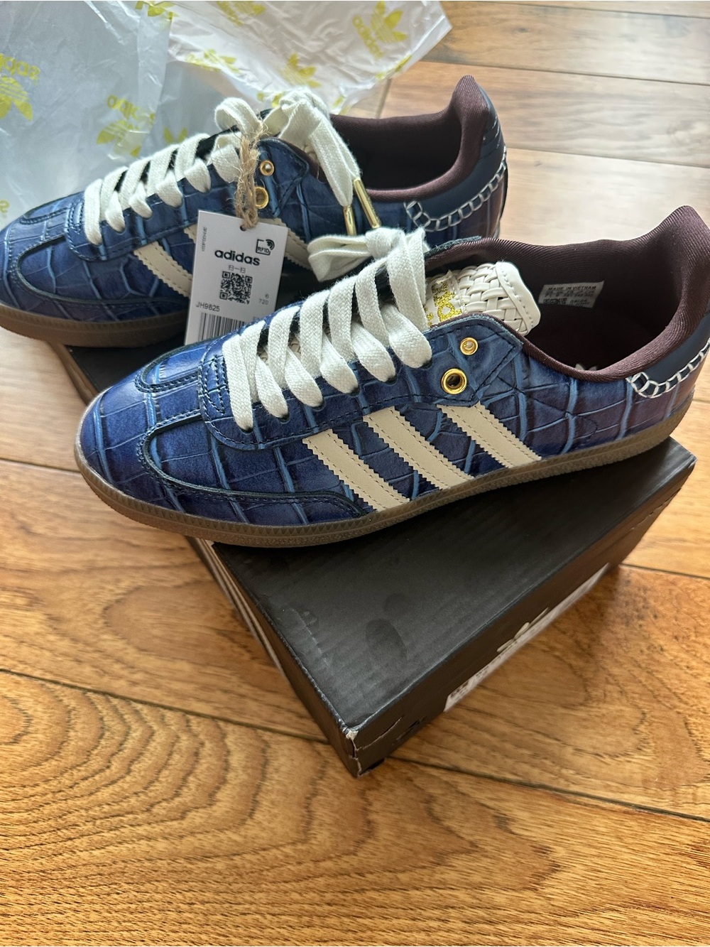 adidas Woman’s sz 7 1/2 Navy Croc-Embossed Sneakers with White Stripes